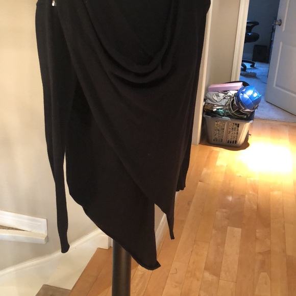 Black overlap sweater. - Picture 4 of 7